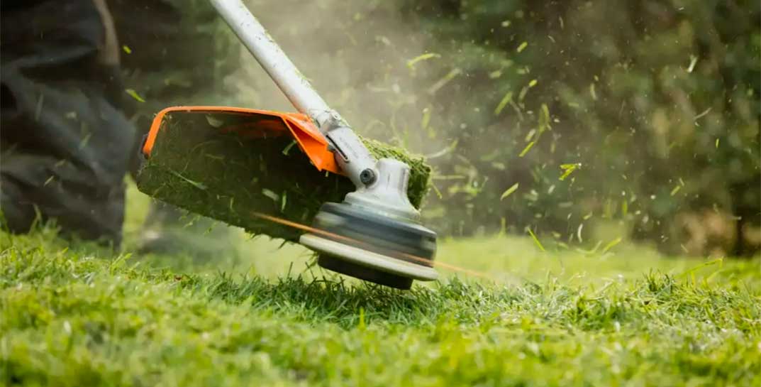 В Орше камень вылетел у рабочего из-под мотокосы и попал в глаз случайному прохожему. Компенсация превысила 7 тысяч рублей