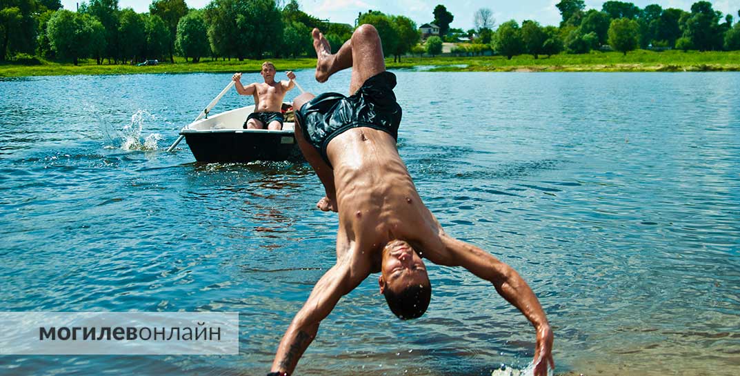 В Бобруйске два парня купались вечером в разрешенном месте, однако проигнорировали предупреждение спасателей и заплыли за границу пляжа. В итоге — оба чуть не утонули