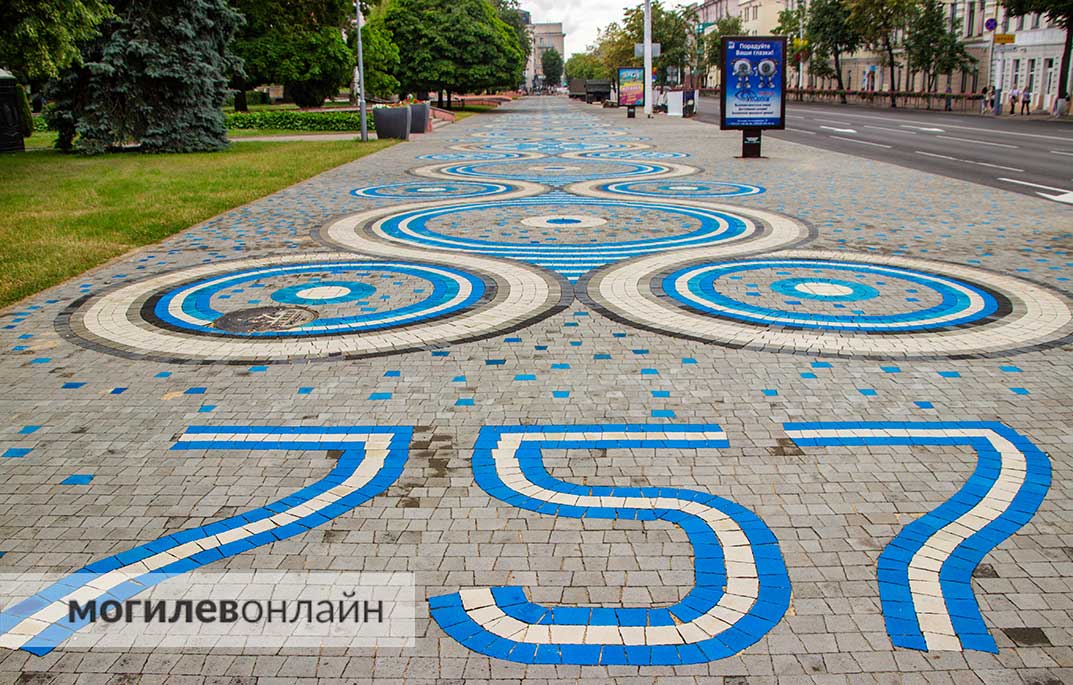 На Первомайской «расцвели» васильки — тротуар украсила оригинальная композиция к 757-летию Могилева