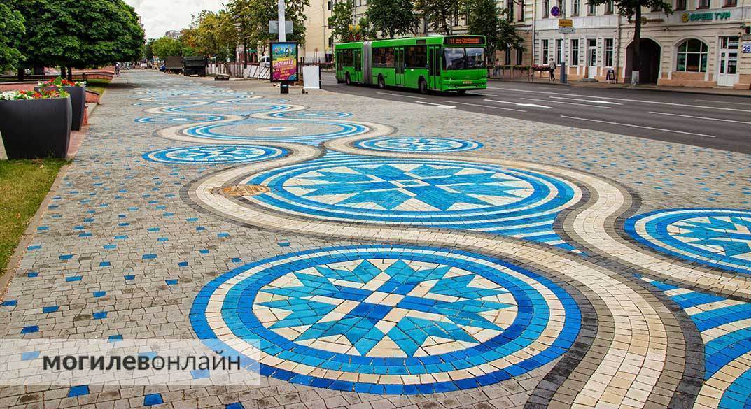 На Первомайской «расцвели» васильки — тротуар украсила оригинальная композиция к 757-летию Могилева
