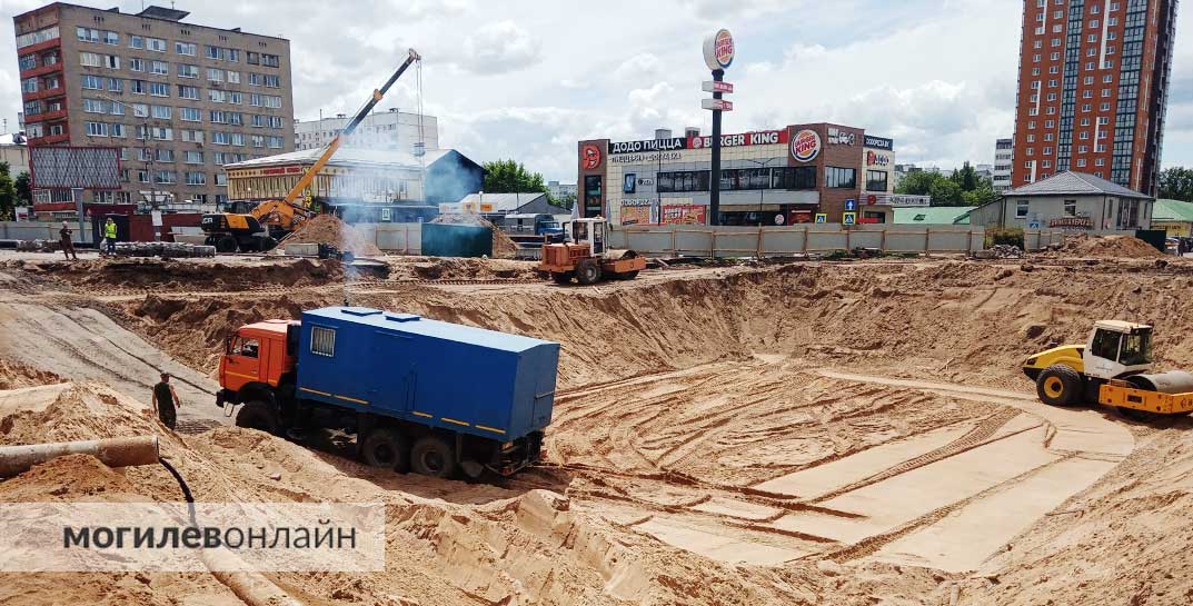 Посмотрели, что происходит на самой нашумевшей стройке лета 2024 в Могилеве. Для «подземки» уже вырыли котлован