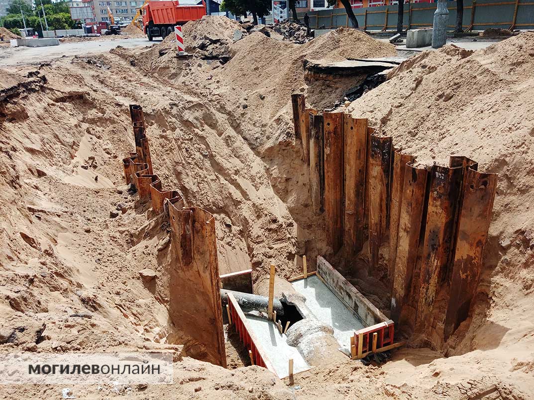 Посмотрели, что происходит на самой нашумевшей стройке лета 2024 в Могилеве. Для «подземки» уже вырыли котлован
