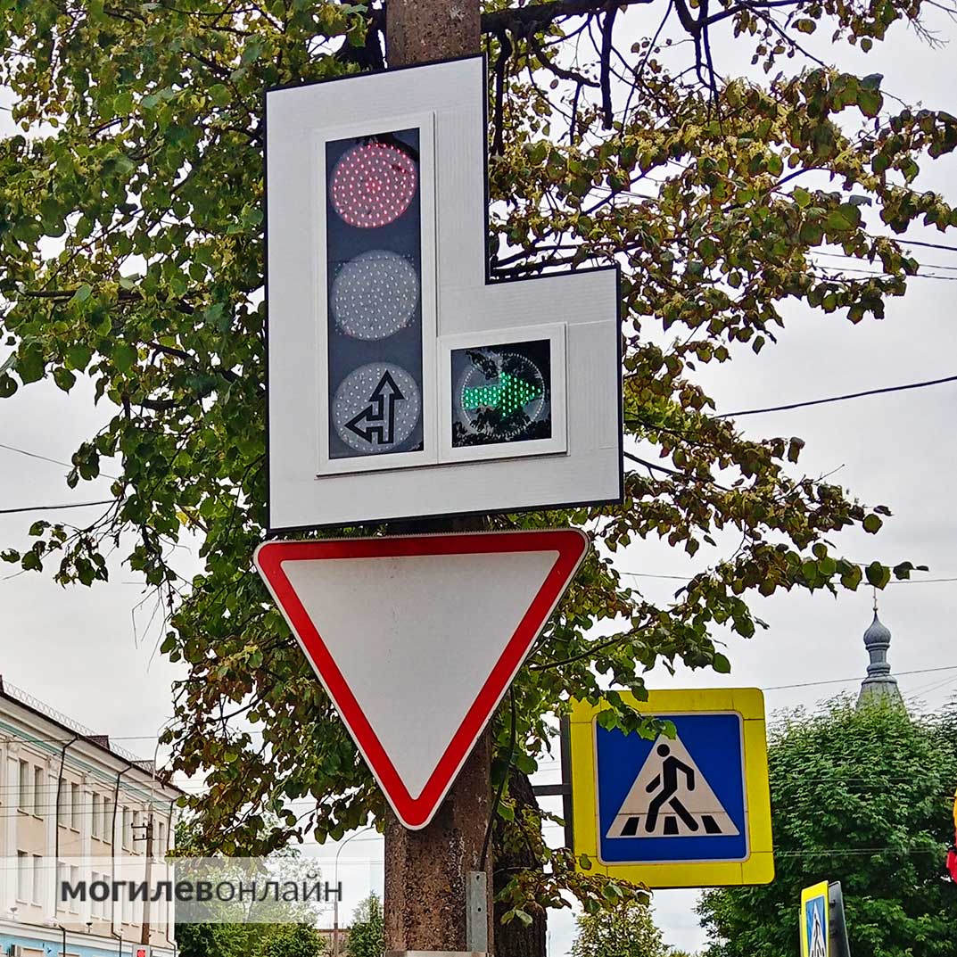На перекрестке улиц Первомайская и Тимирязевская у светофора появилась дополнительная секция для поворота направо