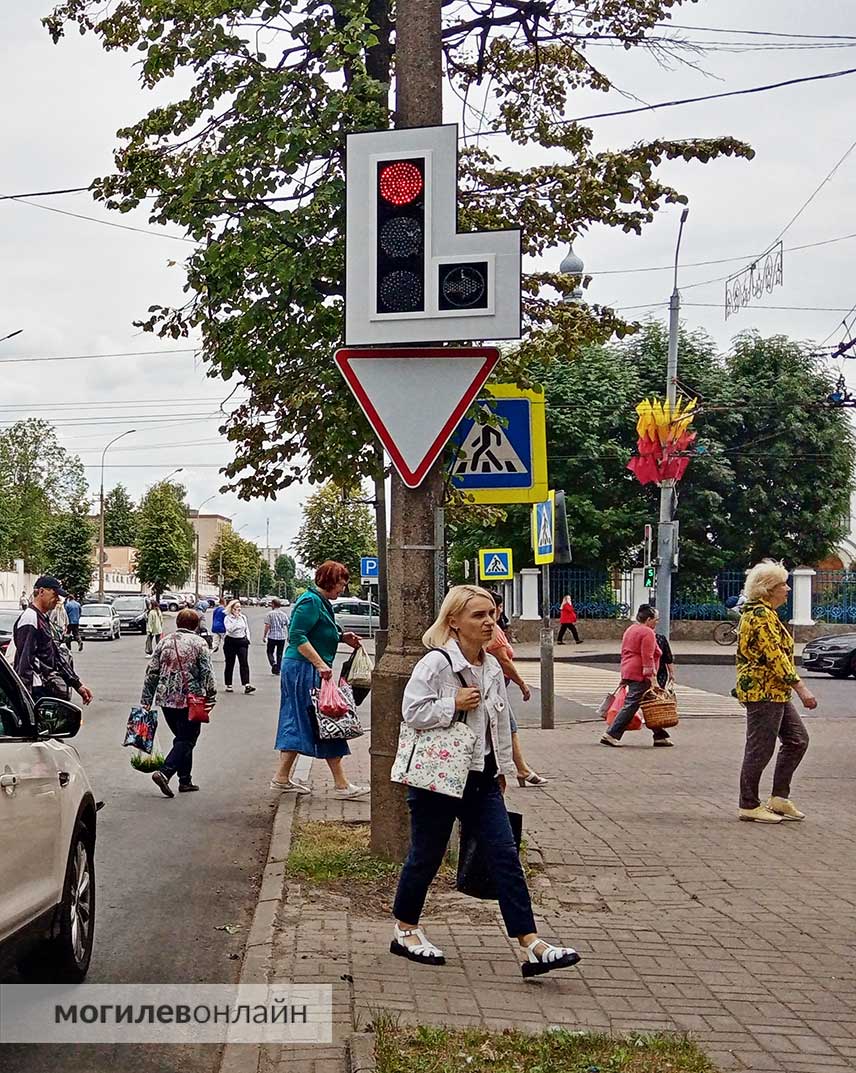 На перекрестке улиц Первомайская и Тимирязевская у светофора появилась дополнительная секция для поворота направо