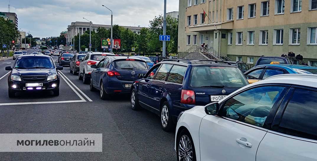 Из-за перекрытия движения в центре Могилева случился транспортный коллапс — проспект Мира стоит