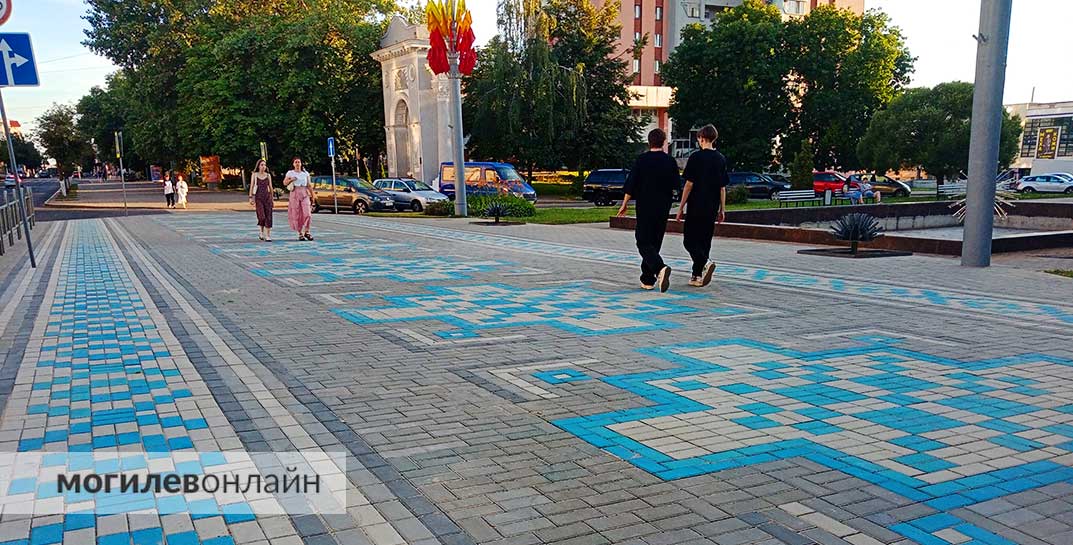 В Могилеве рядом с «васильками» на тротуаре появился «рушник»