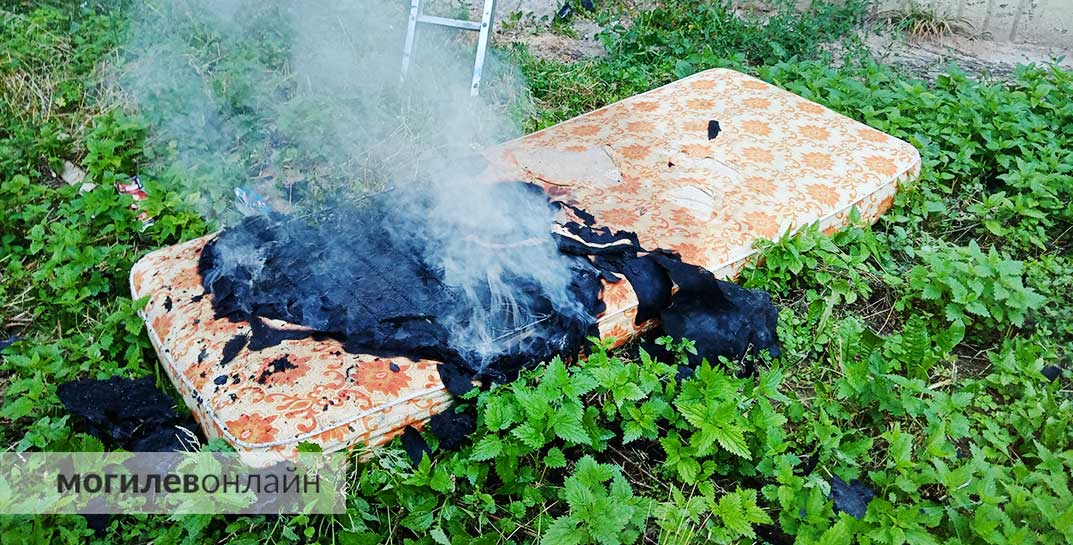 Утро в доме по улице Гришина началось с пожара — там в квартире загорелся матрас