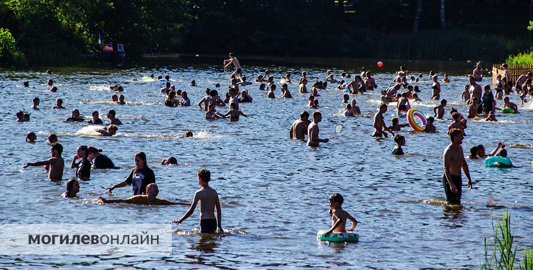 На Печерском озере пляжный бум — там людей столько, что яблоку негде упасть