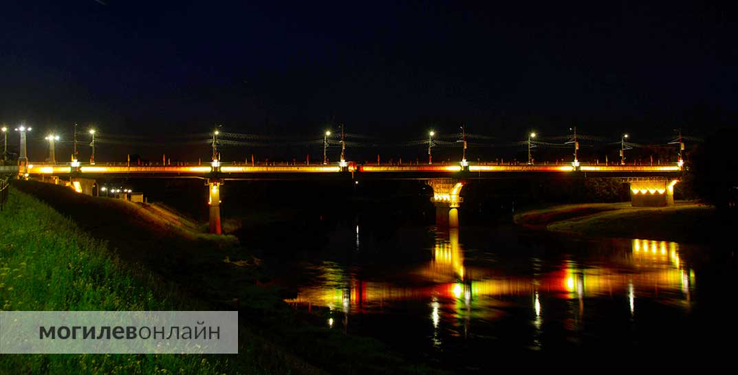 Посмотрите, как сияет в вечернее время Пушкинский мост