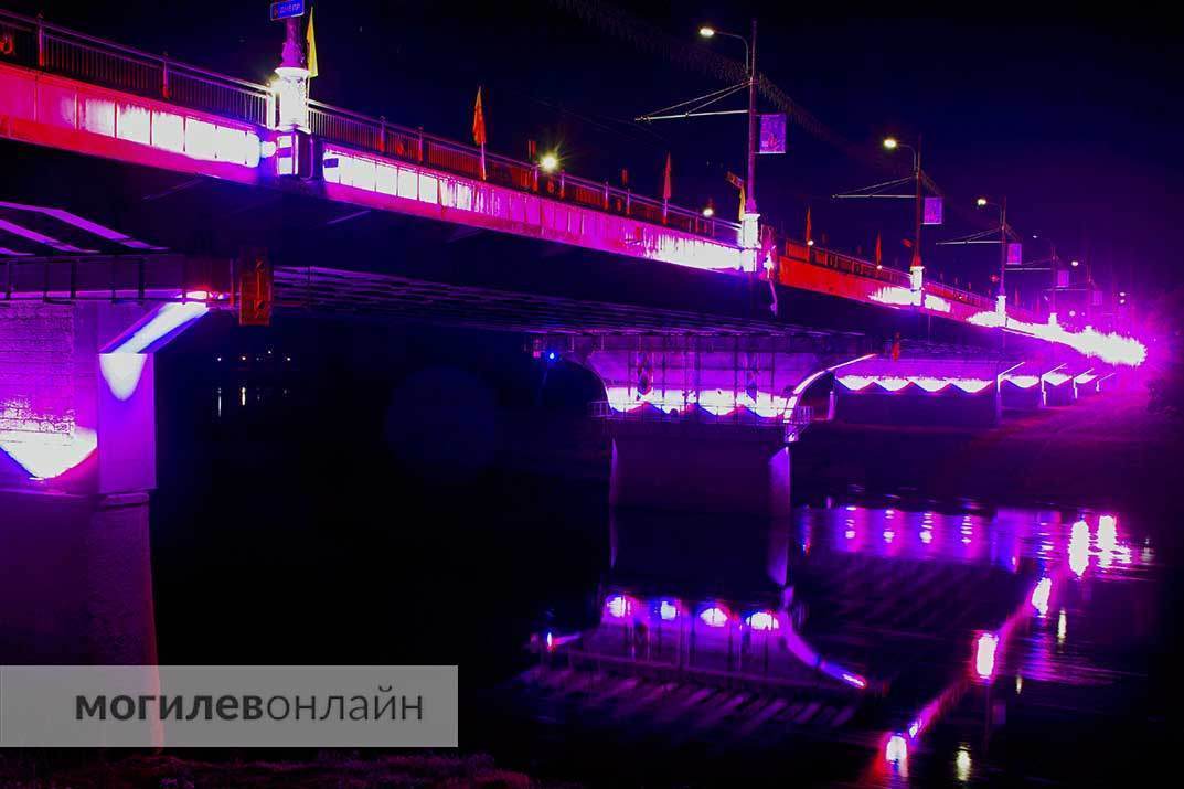 Посмотрите, как сияет в вечернее время Пушкинский мост