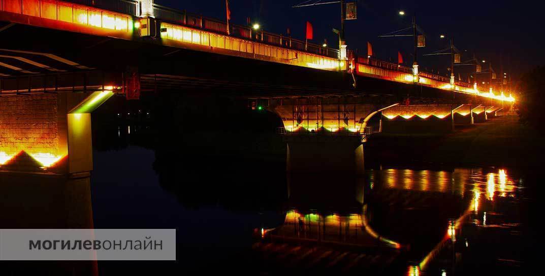 Посмотрите, как сияет в вечернее время Пушкинский мост