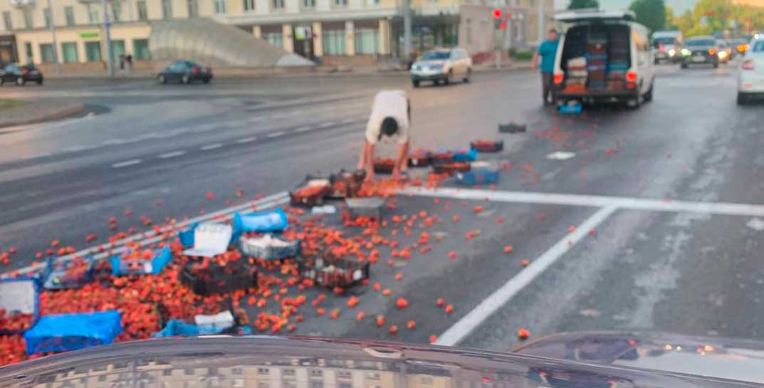 В Могилеве на дороге собирали «урожай» клубники. Что произошло?