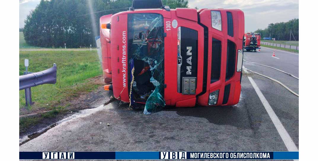 Авария в Могилевском районе — фура съехала в кювет и опрокинулась