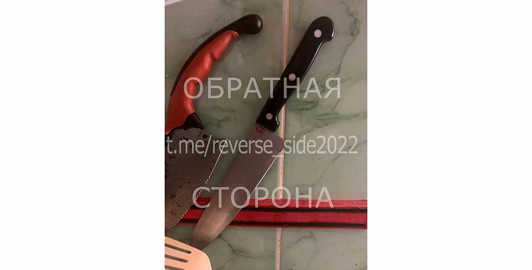 В Полоцке мужчина в качестве игры предложил гостье попасть ему в живот ножом. Женщина так и сделала