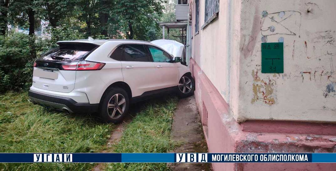 Водитель иномарки, которая въехала вчера в пятиэтажный дом в Могилеве, погиб