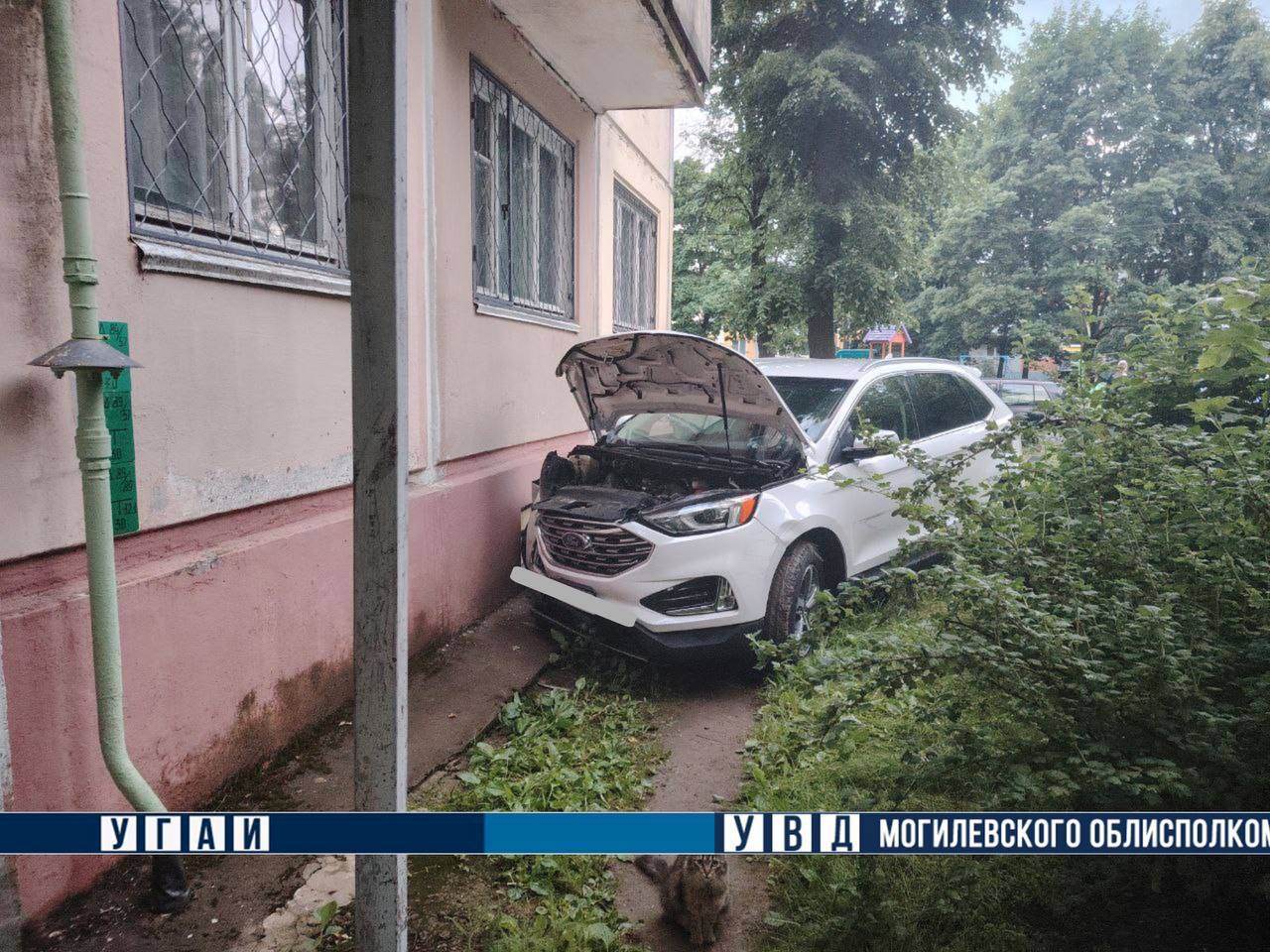 Водитель иномарки, которая въехала вчера в пятиэтажный дом в Могилеве, погиб
