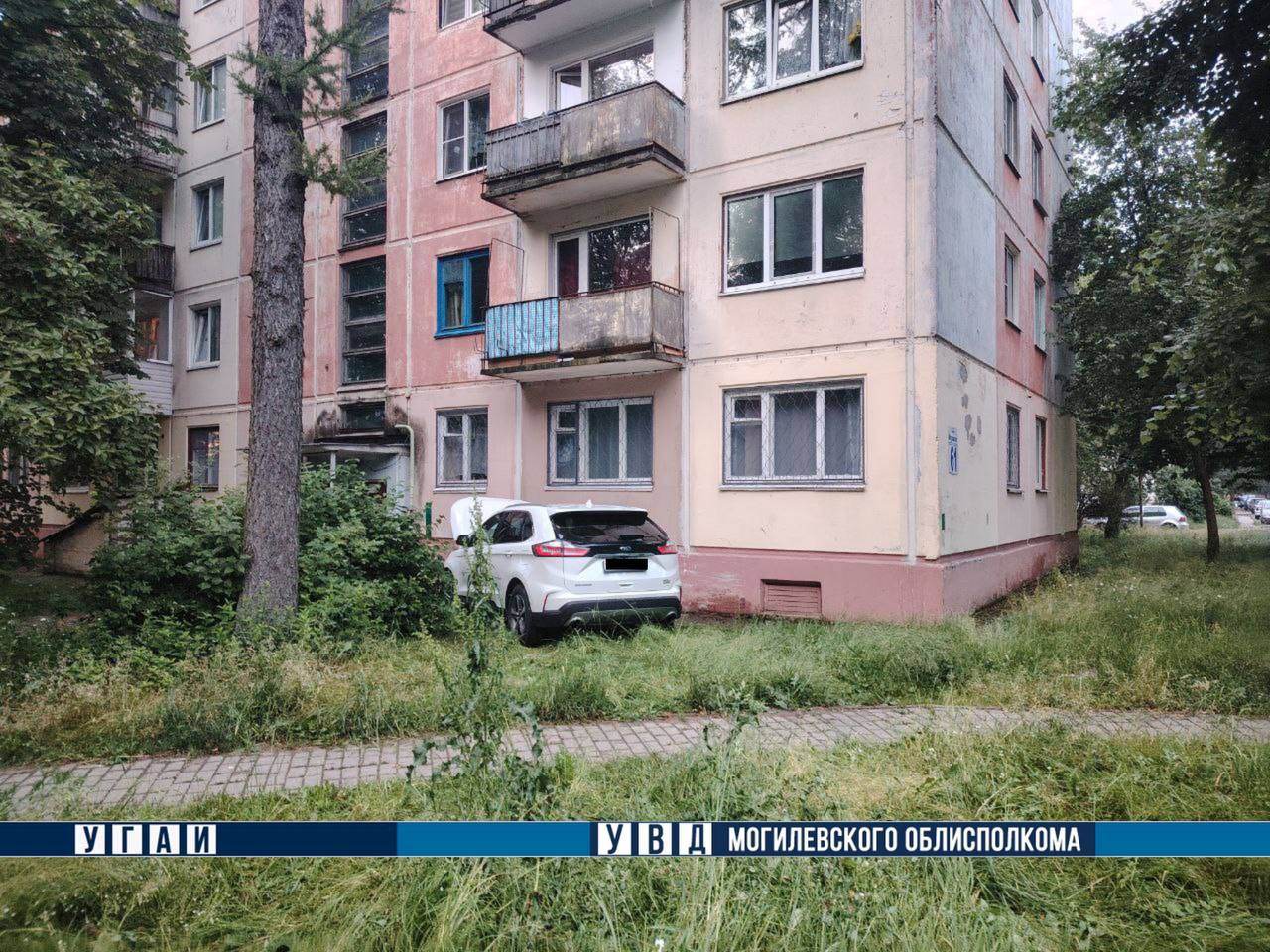 Водитель иномарки, которая въехала вчера в пятиэтажный дом в Могилеве, погиб
