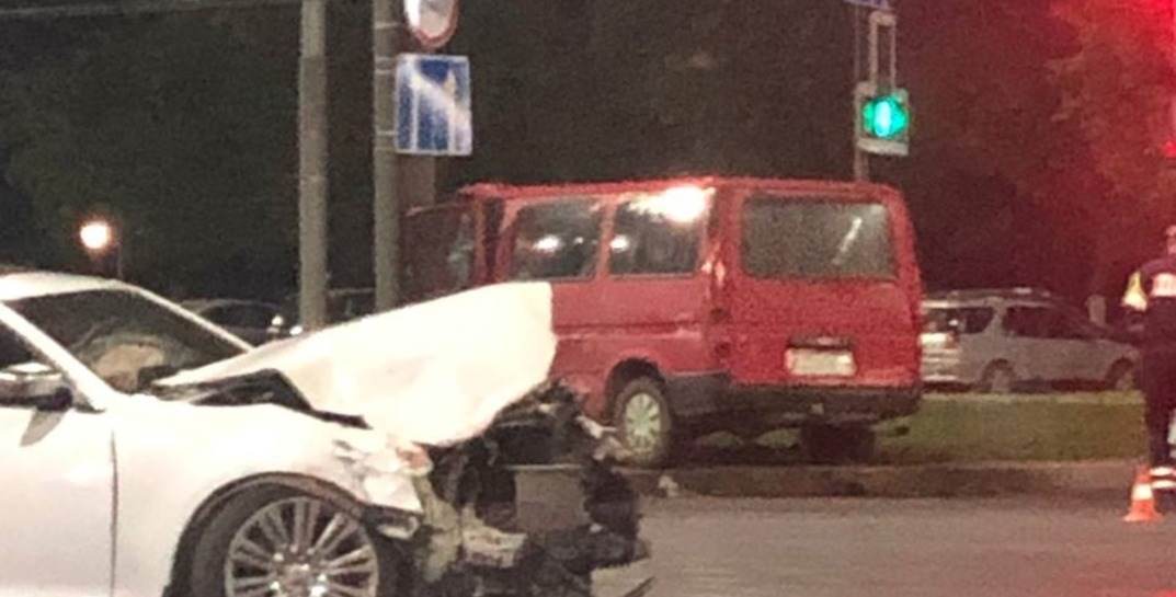 В Могилеве случилось серьезное ДТП с легковушкой и микроавтобусом