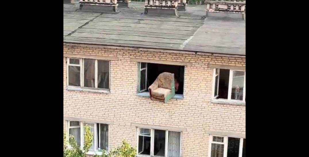 Посмотрите, какой способ ликвидации старой мебели выбрали жители пятиэтажки в Бобруйске. Как вам такое?
