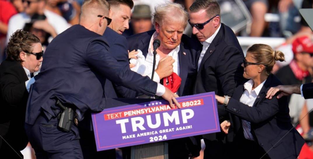 В США во время предвыборного митинга совершили покушение на Дональда Трампа, политик ранен в ухо