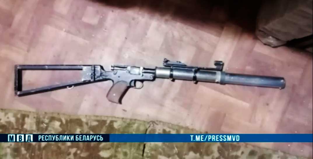 В Полоцке ликвидировали мастерскую по изготовлению оружия — там нашли даже самодельную винтовку с глушителем и прицелом