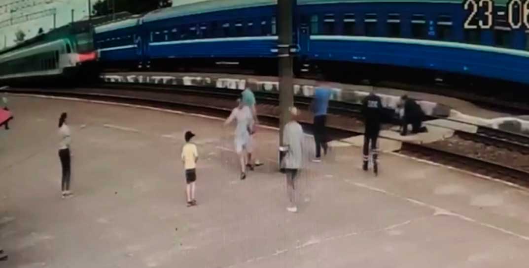 Адреналина в ленту — в Ивацевичах милиционер вытянул мужчину прямо из-под колес скоростного поезда