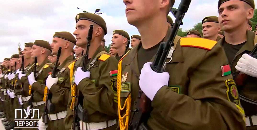 Лукашенко рассказал, что после обострения на границе с Украиной в военкоматы звонили тысячи добровольцев и просились защищать Родину
