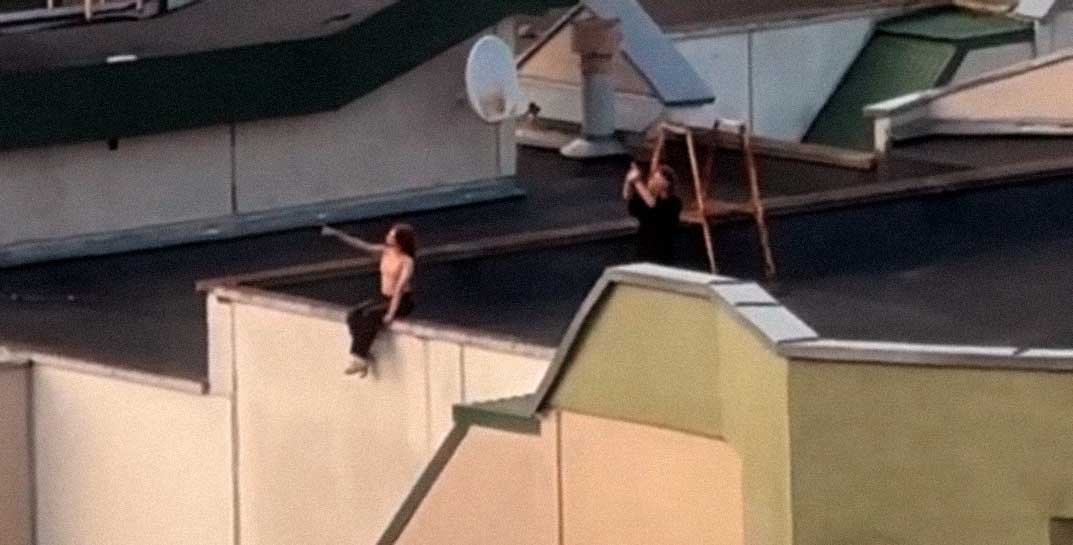 Страшно смотреть! В Минске девочки устроили фотосессию на парапете девятиэтажки