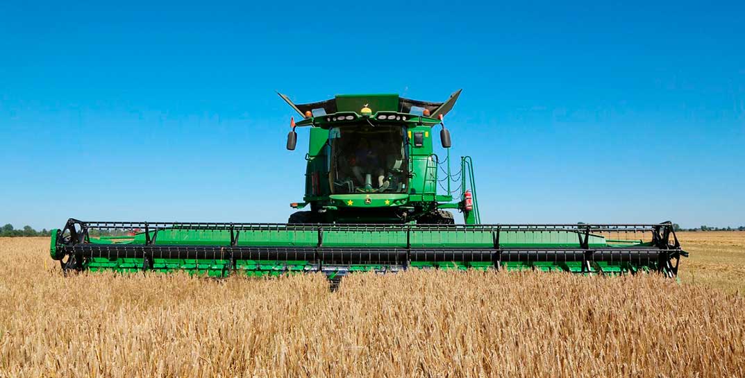 На полях Несвижского района работает настоящая чудо-техника — американский комбайн за €600 000
