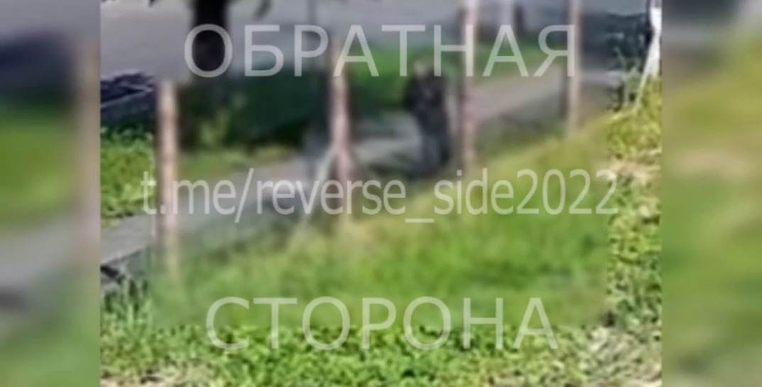 В Бобруйске пьяный мужчина повредил ограждение чужого дома — он ничего не помнит, но все запечатлела камера видеонаблюдения