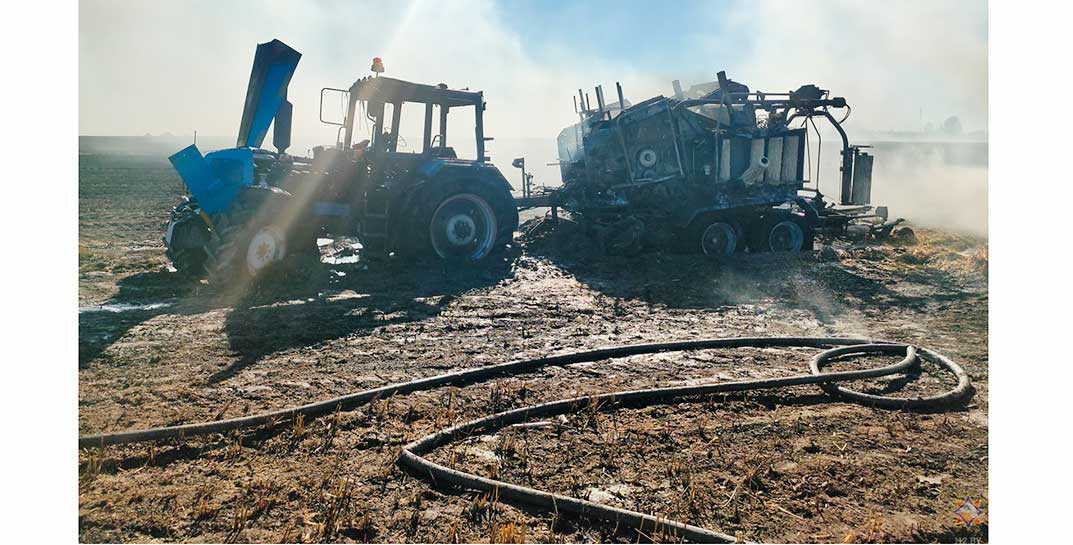В Кировском районе в поле загорелся трактор