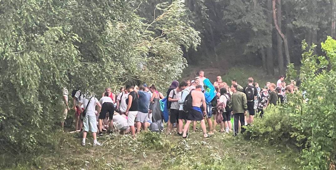 Сильная буря вчера валила деревья и стены на людей. Одна девушка погибла