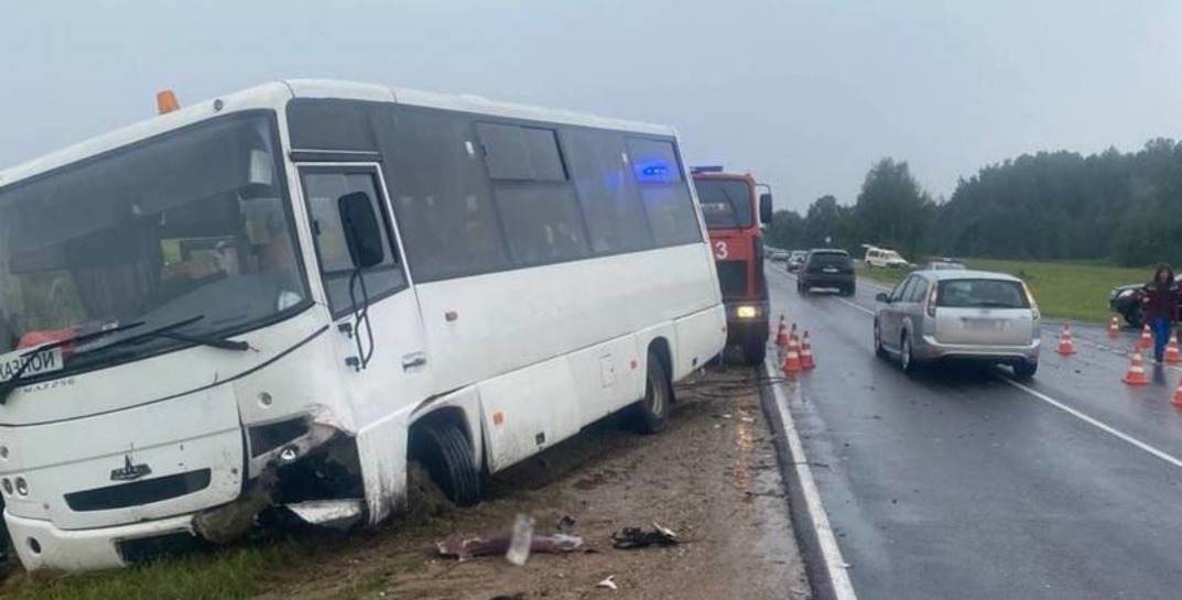 В Вилейском районе автобус c детьми врезался в легковушку и опрокинулся