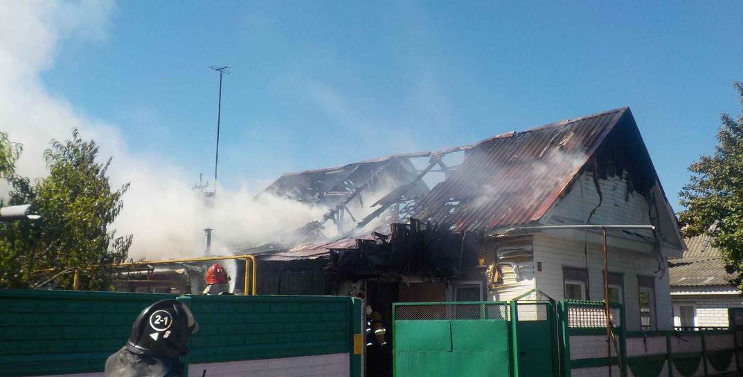 В Бобруйске сгорел дом — МЧС показало видео тушения пожара