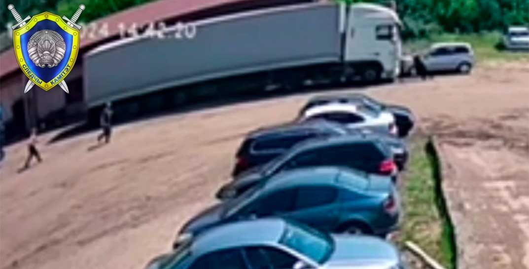 В Бобруйске дальнобойщик попытался остановить покатившуюся фуру и погиб
