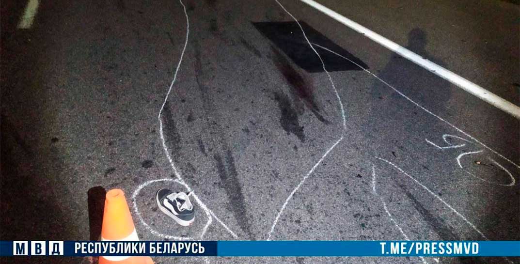 Страшное ДТП произошло минувшей ночью на трассе под Кобрином: мотоциклист насмерть сбил ребенка и погиб сам