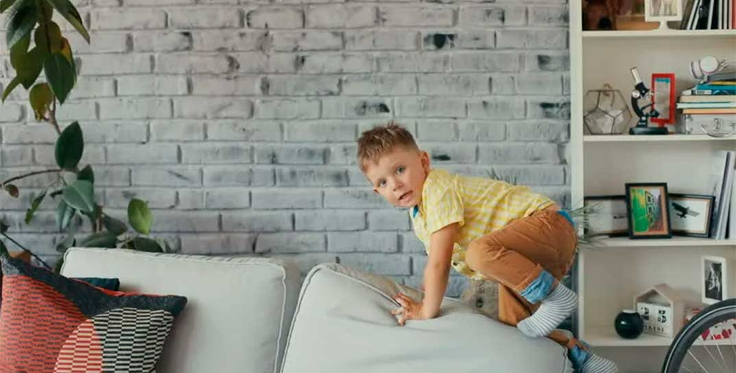 В Москве 4-летний мальчик так сильно прыгал на диване, что вылетел в открытое окно. Мама, чтобы его спасти, выпрыгнула следом