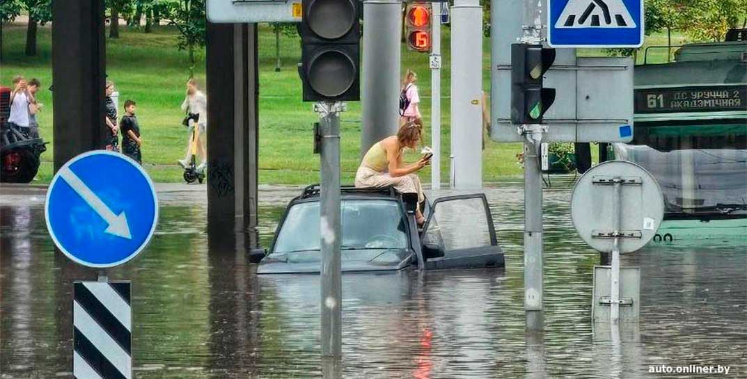 Во время потопа в Минске сфотографировали девушку, которая сидела на крыше ушедшей под воду машины. Журналисты нашли ее и расспросили