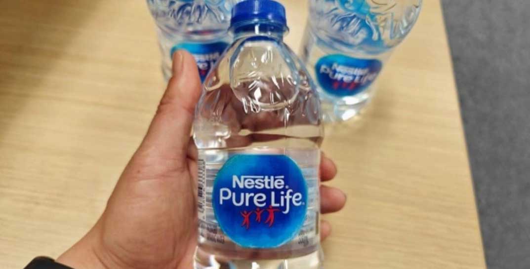 Всемирно известную компанию Nestle обвиняют в продаже воды с фекальными бактериями под видом минералки. И это на протяжении долгих лет