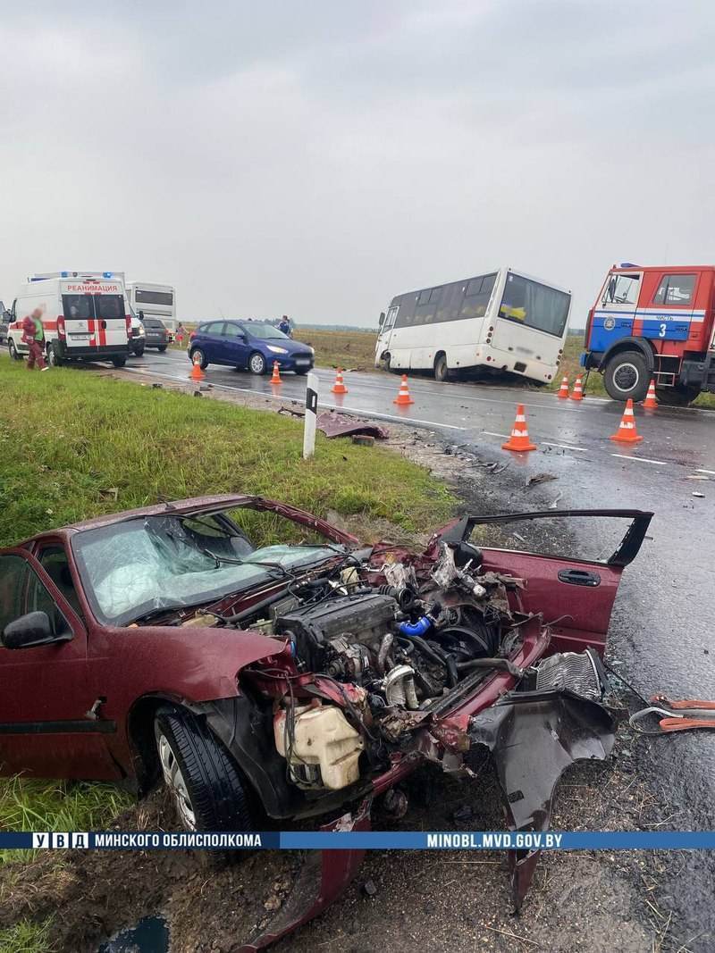 В Вилейском районе автобус c детьми врезался в легковушку и опрокинулся