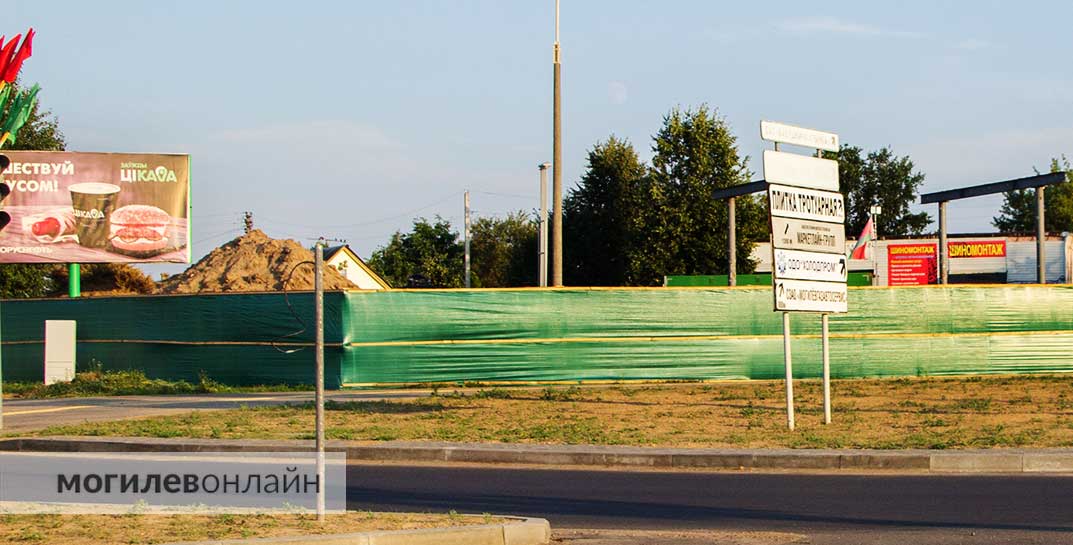 На месте снесенной АЗС по Славгородскому шоссе в Могилеве построят новую заправку с магазином