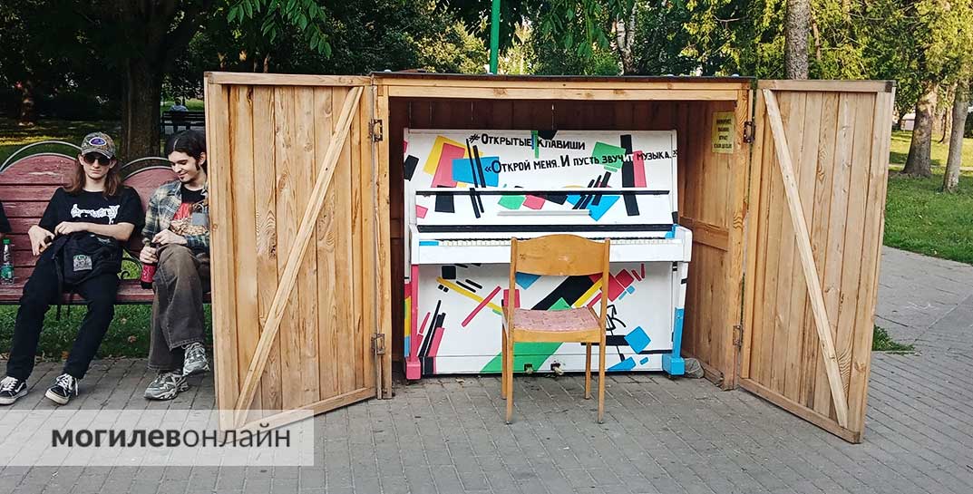 Испорченное пианино в Могилеве восстановили — теперь на нем снова можно играть