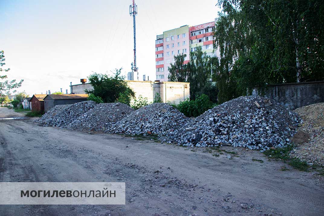 В гаражах на улице Симонова могилевчане обнаружили обломки «Строммашины». Зачем они там?
