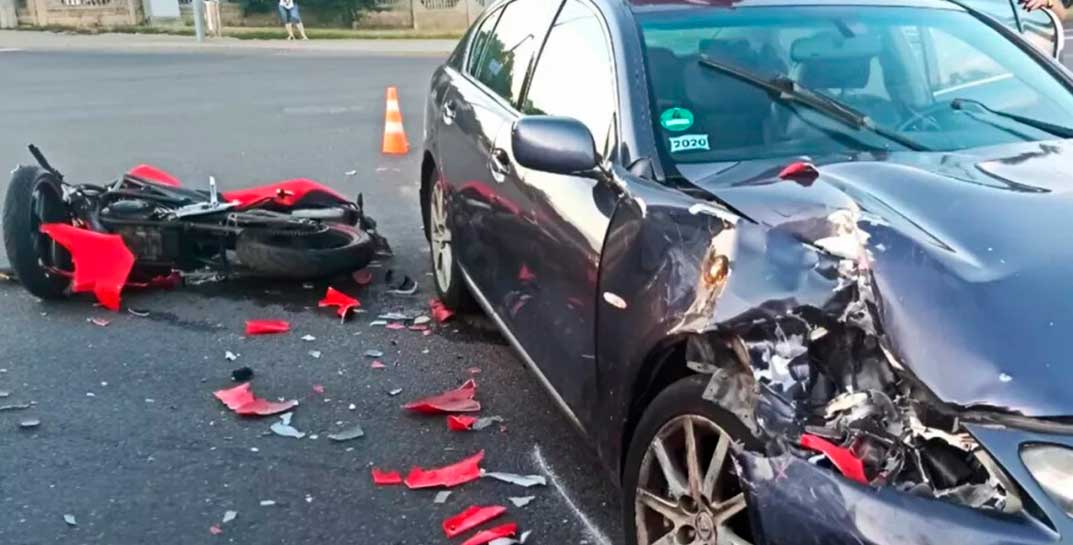 Очень жестко! В Гродно на перекрестке не разъехались Lexus и мотоцикл
