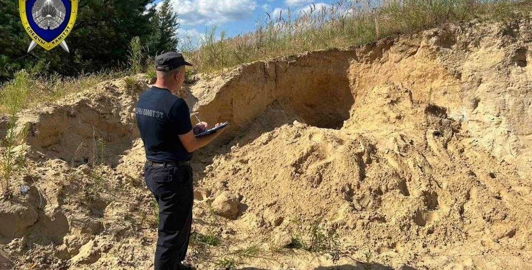 Жуткая трагедия в Столинском районе: двое школьников рыли тоннель в песчаном склоне — в итоге 11-летнего мальчика засыпало грунтом, он погиб