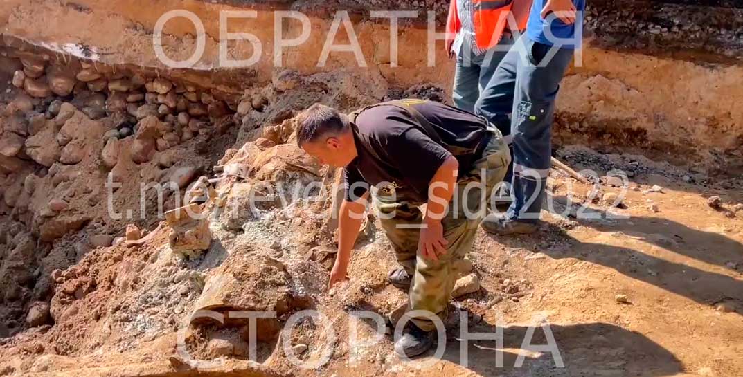 В Зельвенском районе ремонтировали дорогу и откопали… танк. Вероятно, это легендарная «тридцатьчетверка», причем редкой модификации