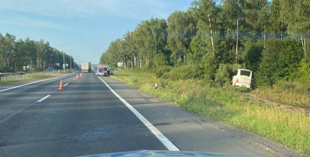 Под Дзержинском автобус с пассажирами съехал в кювет — пострадали девять человек