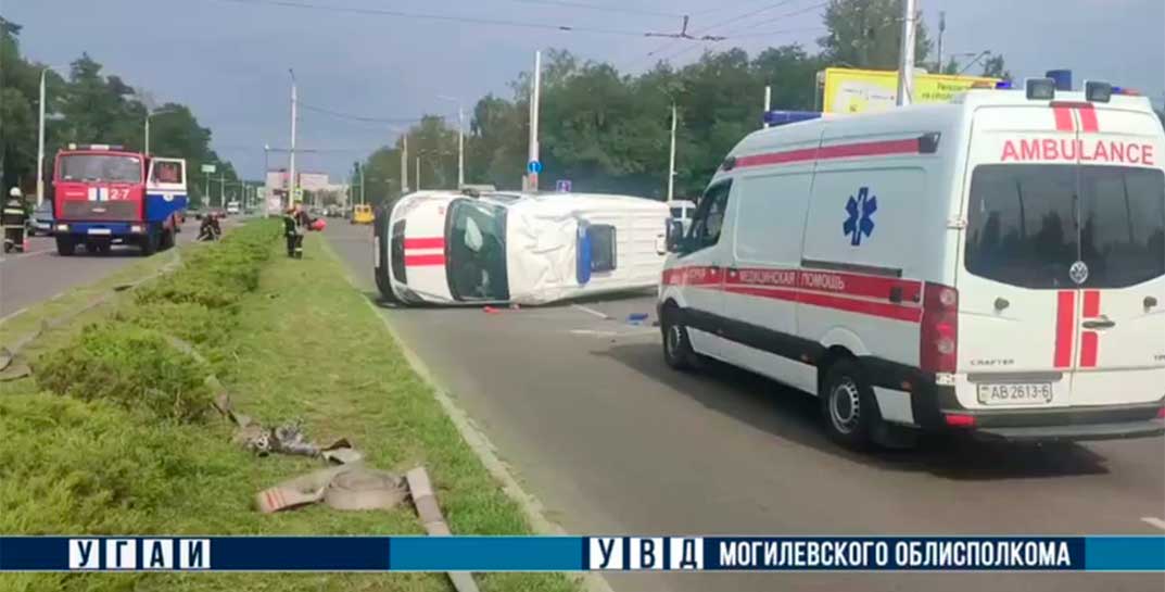 В Бобруйске не уступили дорогу скорой помощи, которая ехала на срочный вызов с включенными мигалками и сиреной. Итог — автомобиль перевернулся, двое медиков в больнице