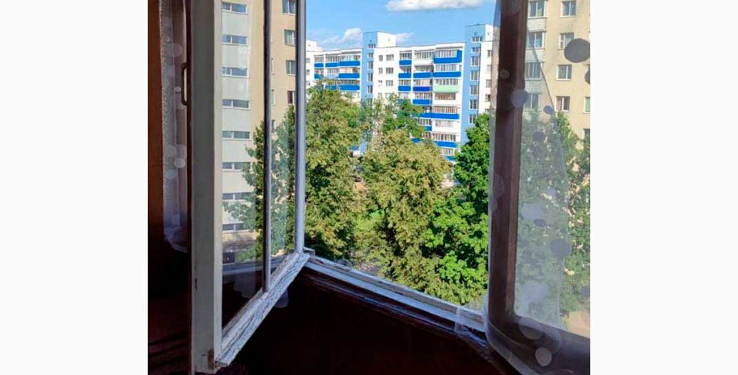 В Бобруйске пенсионерка поправляла шторы и выпала в окно на 6 этаже. До приезда спасателей женщину за руки удерживали муж и сосед