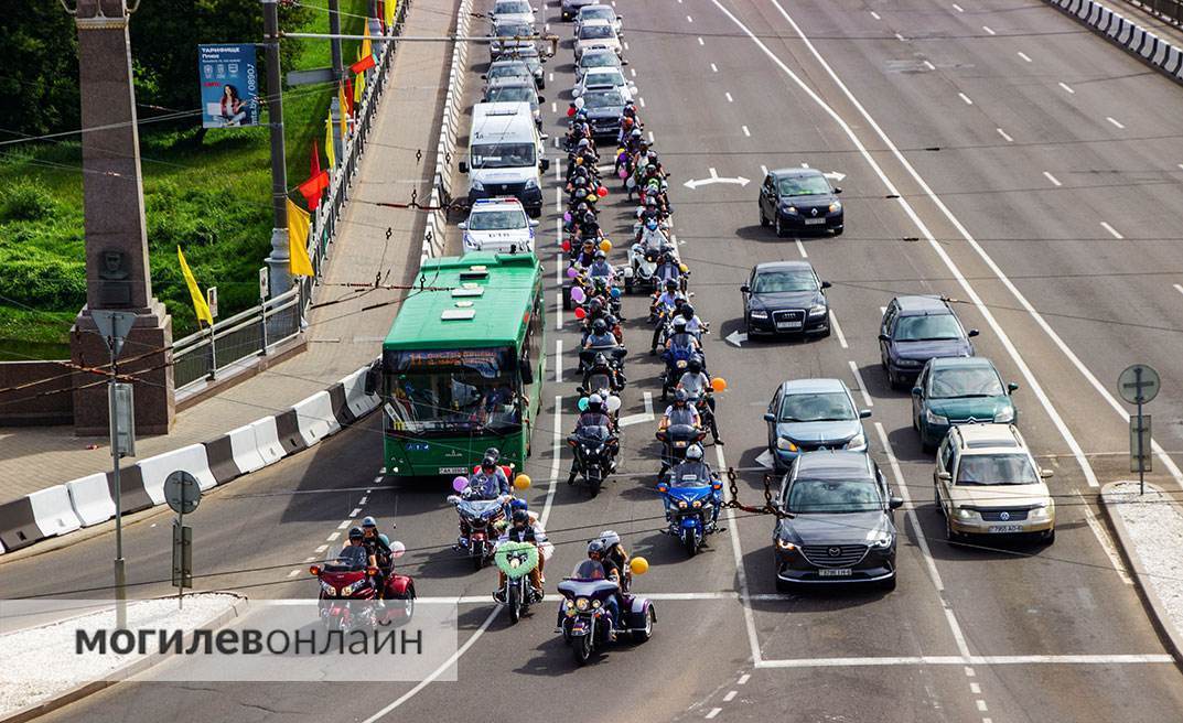 «Людмила лайкала мои видео в ТикТок — так и познакомились!» — на выходных в Могилеве шумела байкерская свадьба. Побывали на торжестве и поговорили с молодоженами